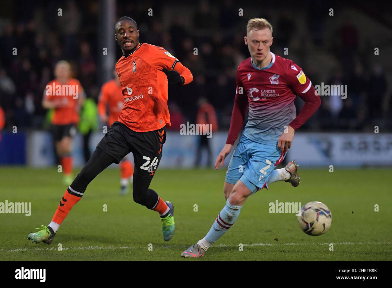 SCUNTHORPE, GROSSBRITANNIEN. FEB 5th Dylan Bahamboula von Oldham Athletic tuslens mit Ross Millen von Scunthorpe United während des Spiels der Sky Bet League 2 zwischen Scunthorpe United und Oldham Athletic am Samstag, 5th. Februar 2022 im Glanford Park, Scunthorpe. (Kredit: Eddie Garvey | MI News) Stockfoto