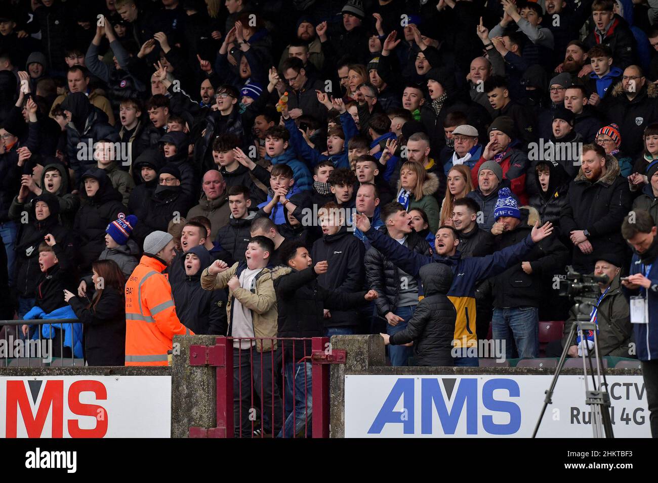 SCUNTHORPE, GROSSBRITANNIEN. FEB 5th Oldham-Fans während des Sky Bet League 2-Spiels zwischen Scunthorpe United und Oldham Athletic am Samstag, den 5th. Februar 2022 im Glanford Park, Scunthorpe. (Kredit: Eddie Garvey | MI Nachrichten) Kredit: MI Nachrichten & Sport /Alamy Live Nachrichten Stockfoto