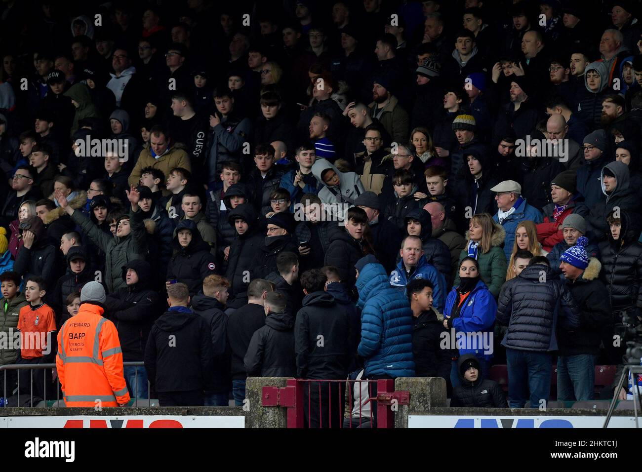 SCUNTHORPE, GROSSBRITANNIEN. FEB 5th Oldham-Fans während des Sky Bet League 2-Spiels zwischen Scunthorpe United und Oldham Athletic am Samstag, den 5th. Februar 2022 im Glanford Park, Scunthorpe. (Kredit: Eddie Garvey | MI Nachrichten) Kredit: MI Nachrichten & Sport /Alamy Live Nachrichten Stockfoto