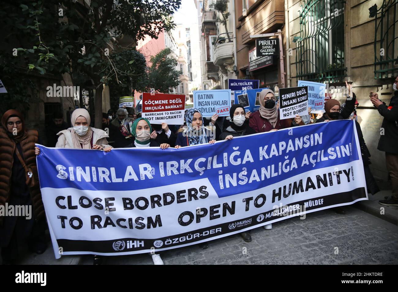 Istanbul, Türkei. 05th. Februar 2022. Die Demonstranten sahen sich hinter einem Transparent, auf dem ihre Meinung zum Ausdruck kam, während sie während der Demonstration Slogans riefen. Mitglieder von Menschenrechtsgruppen und Migrantenrechtsgruppen versammelten sich vor dem griechischen Generalkonsulat in Istanbul, um gegen den Tod von Migranten und Flüchtlingen an der griechisch-türkischen Grenze zu protestieren. Kredit: SOPA Images Limited/Alamy Live Nachrichten Stockfoto