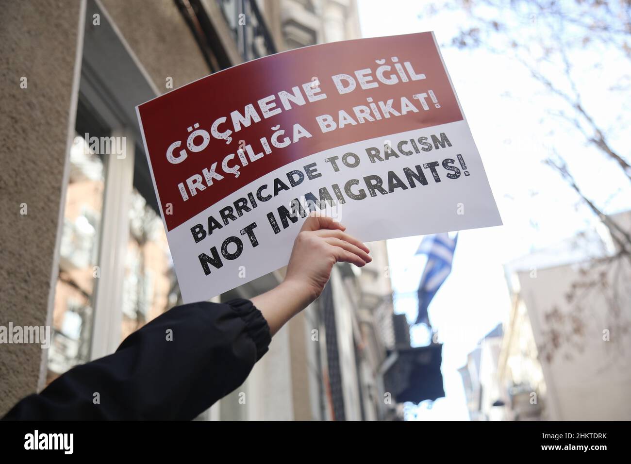 Istanbul, Türkei. 05th. Februar 2022. Eine Protesterin hält während der Demonstration ein Plakat mit ihrer Meinung. Mitglieder von Menschenrechtsgruppen und Migrantenrechtsgruppen versammelten sich vor dem griechischen Generalkonsulat in Istanbul, um gegen den Tod von Migranten und Flüchtlingen an der griechisch-türkischen Grenze zu protestieren. Kredit: SOPA Images Limited/Alamy Live Nachrichten Stockfoto
