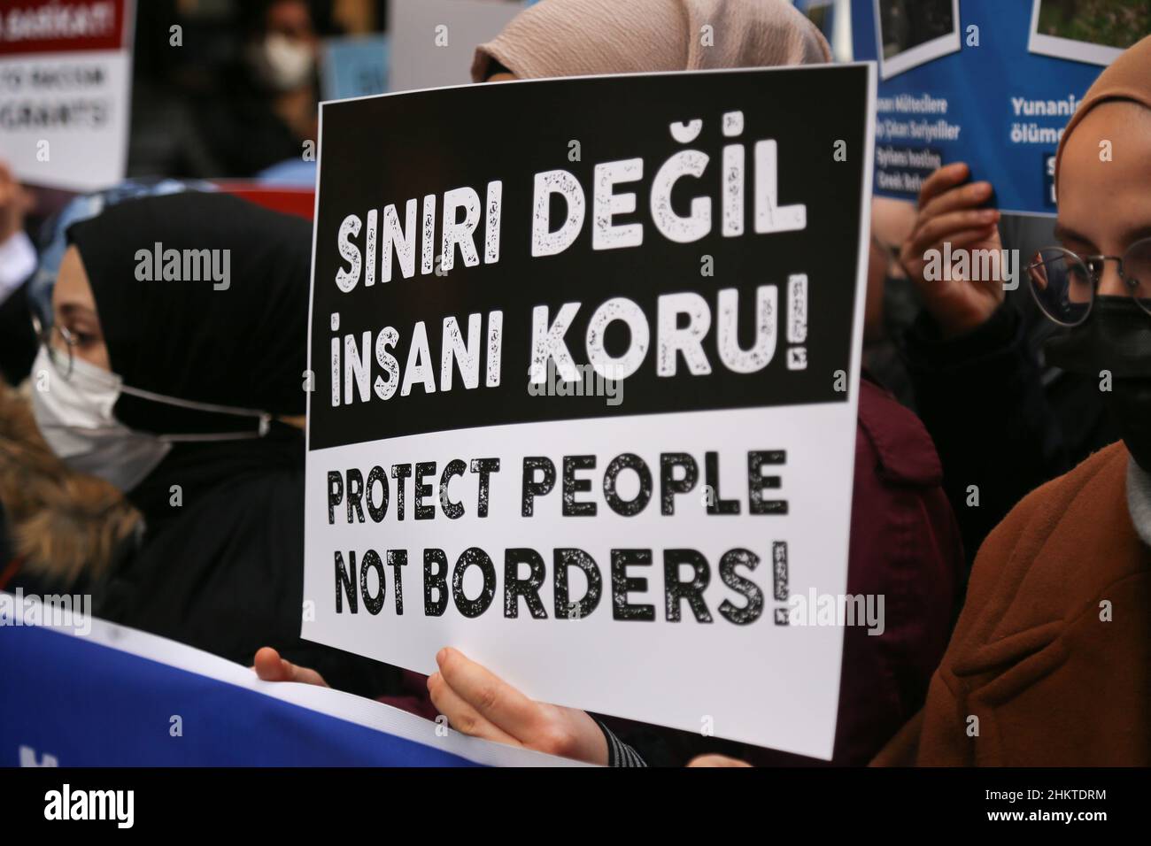 Istanbul, Türkei. 05th. Februar 2022. Eine Protesterin hält während der Demonstration ein Plakat mit ihrer Meinung. Mitglieder von Menschenrechtsgruppen und Migrantenrechtsgruppen versammelten sich vor dem griechischen Generalkonsulat in Istanbul, um gegen den Tod von Migranten und Flüchtlingen an der griechisch-türkischen Grenze zu protestieren. Kredit: SOPA Images Limited/Alamy Live Nachrichten Stockfoto