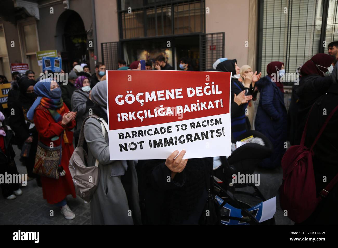 Istanbul, Türkei. 05th. Februar 2022. Eine Protesterin hält während der Demonstration ein Plakat mit ihrer Meinung. Mitglieder von Menschenrechtsgruppen und Migrantenrechtsgruppen versammelten sich vor dem griechischen Generalkonsulat in Istanbul, um gegen den Tod von Migranten und Flüchtlingen an der griechisch-türkischen Grenze zu protestieren. Kredit: SOPA Images Limited/Alamy Live Nachrichten Stockfoto