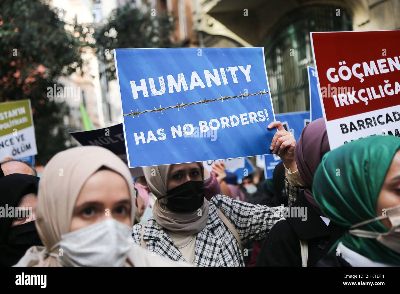 Istanbul, Türkei. 05th. Februar 2022. Ein Protestler hält während der Demonstration ein Plakat mit der Aufschrift: „die Menschheit hat keine Grenzen!“. Mitglieder von Menschenrechtsgruppen und Migrantenrechtsgruppen versammelten sich vor dem griechischen Generalkonsulat in Istanbul, um gegen den Tod von Migranten und Flüchtlingen an der griechisch-türkischen Grenze zu protestieren. Kredit: SOPA Images Limited/Alamy Live Nachrichten Stockfoto