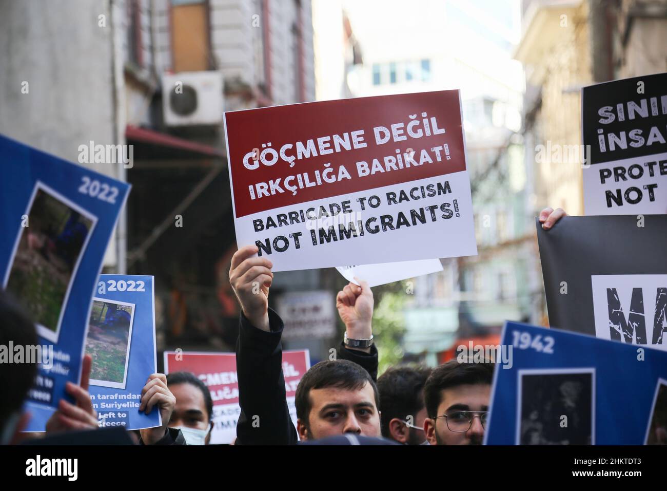 Istanbul, Türkei. 05th. Februar 2022. Ein Protestler hält während der Demonstration ein Plakat, auf dem seine Meinung zum Ausdruck kommt. Mitglieder von Menschenrechtsgruppen und Migrantenrechtsgruppen versammelten sich vor dem griechischen Generalkonsulat in Istanbul, um gegen den Tod von Migranten und Flüchtlingen an der griechisch-türkischen Grenze zu protestieren. Kredit: SOPA Images Limited/Alamy Live Nachrichten Stockfoto
