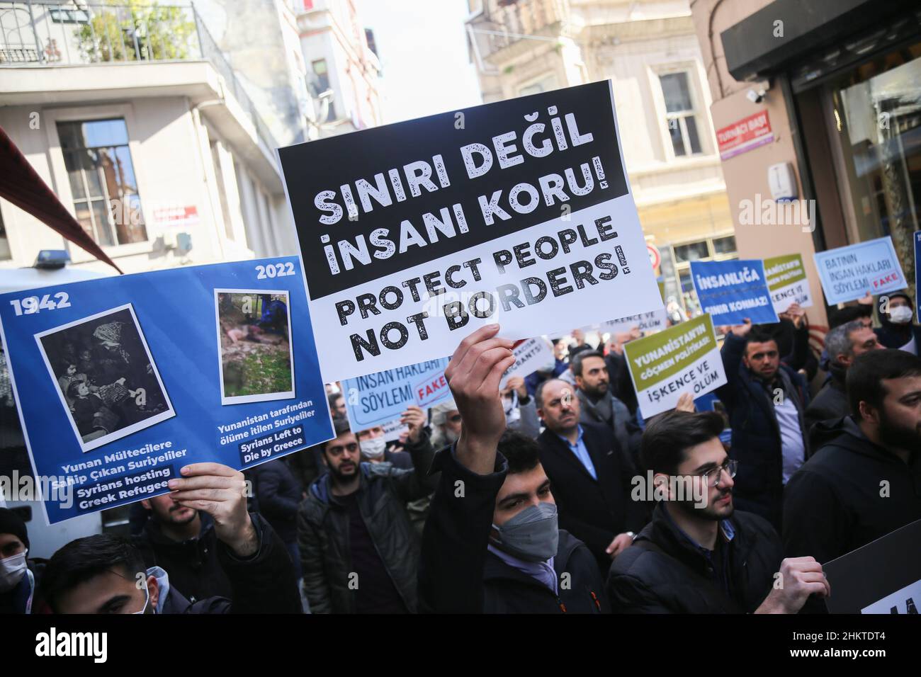 Istanbul, Türkei. 05th. Februar 2022. Ein Protestler hält während der Demonstration ein Plakat, auf dem seine Meinung zum Ausdruck kommt. Mitglieder von Menschenrechtsgruppen und Migrantenrechtsgruppen versammelten sich vor dem griechischen Generalkonsulat in Istanbul, um gegen den Tod von Migranten und Flüchtlingen an der griechisch-türkischen Grenze zu protestieren. Kredit: SOPA Images Limited/Alamy Live Nachrichten Stockfoto
