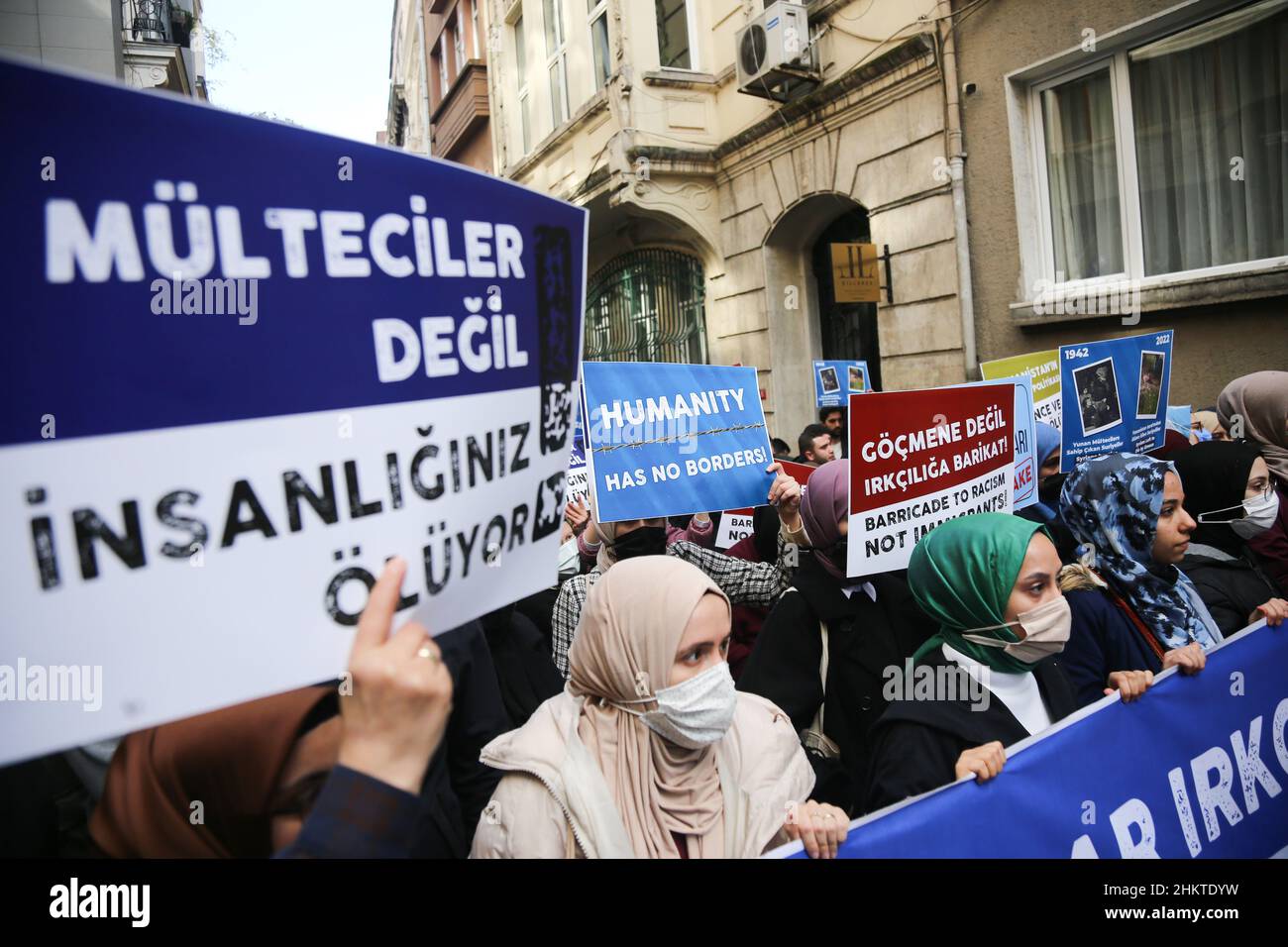 Istanbul, Türkei. 05th. Februar 2022. Die Demonstranten halten während der Demonstration Plakate, auf denen ihre Meinung zum Ausdruck kommt. Mitglieder von Menschenrechtsgruppen und Migrantenrechtsgruppen versammelten sich vor dem griechischen Generalkonsulat in Istanbul, um gegen den Tod von Migranten und Flüchtlingen an der griechisch-türkischen Grenze zu protestieren. (Foto von Hakan Akgun/SOPA Images/Sipa USA) Quelle: SIPA USA/Alamy Live News Stockfoto