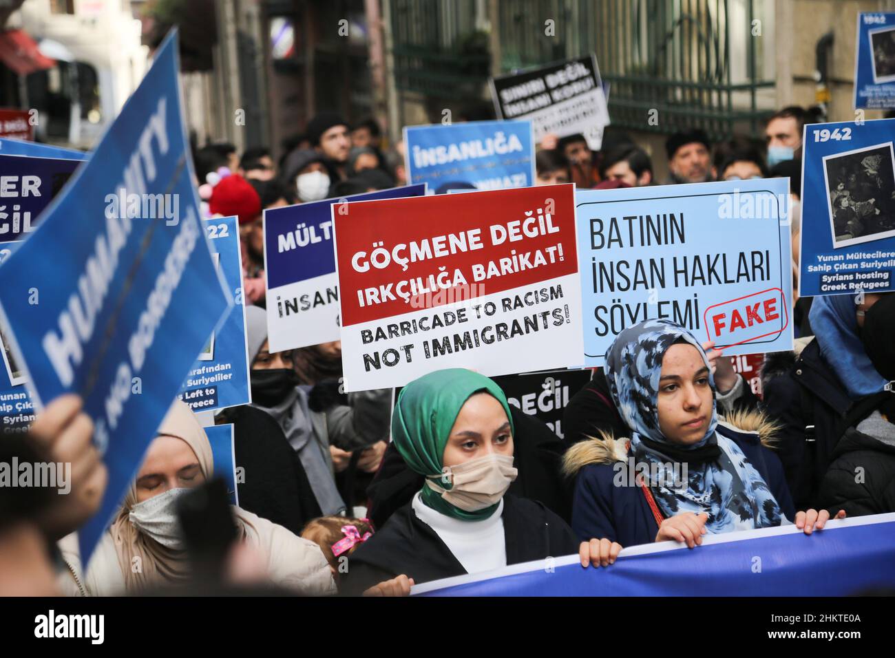 Istanbul, Türkei. 05th. Februar 2022. Die Demonstranten halten während der Demonstration Plakate, auf denen ihre Meinung zum Ausdruck kommt. Mitglieder von Menschenrechtsgruppen und Migrantenrechtsgruppen versammelten sich vor dem griechischen Generalkonsulat in Istanbul, um gegen den Tod von Migranten und Flüchtlingen an der griechisch-türkischen Grenze zu protestieren. (Foto von Hakan Akgun/SOPA Images/Sipa USA) Quelle: SIPA USA/Alamy Live News Stockfoto