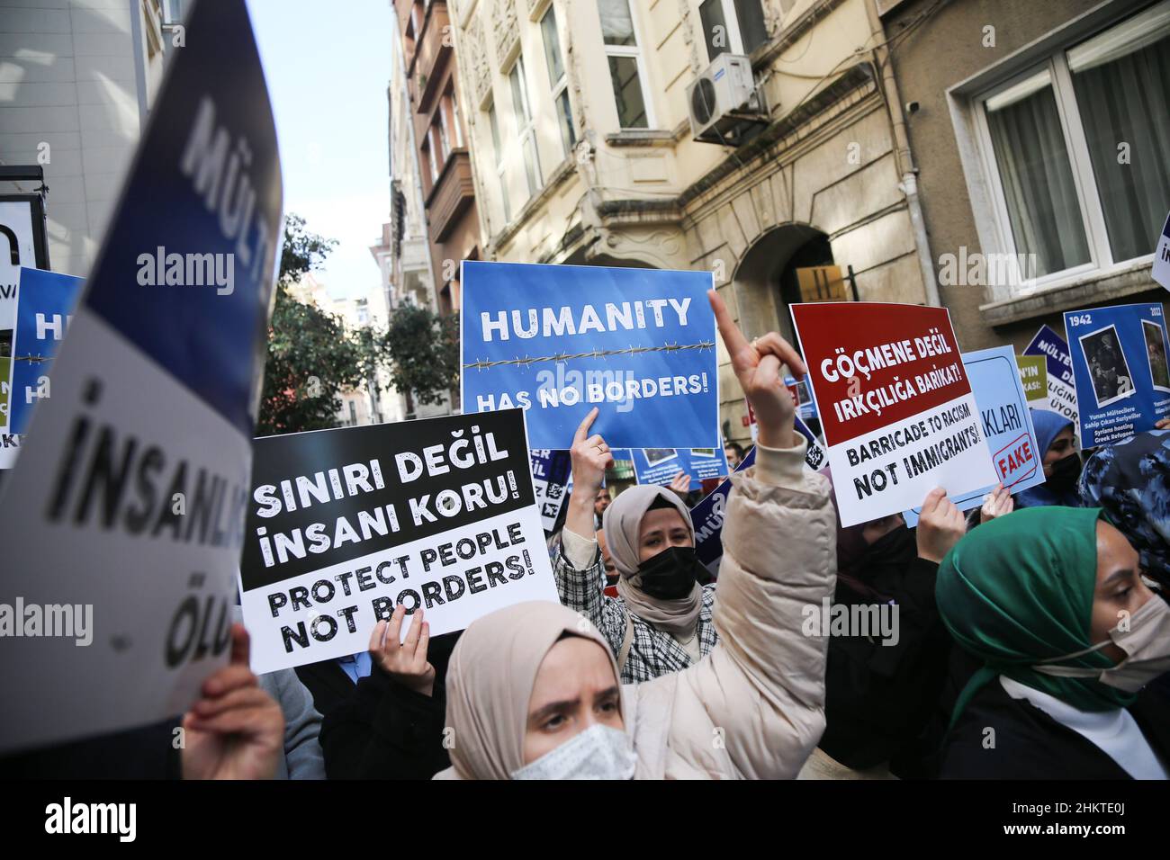 Istanbul, Türkei. 05th. Februar 2022. Demonstranten halten Plakate, die ihre Meinung ausdrücken, während sie während der Demonstration Slogans rufen. Mitglieder von Menschenrechtsgruppen und Migrantenrechtsgruppen versammelten sich vor dem griechischen Generalkonsulat in Istanbul, um gegen den Tod von Migranten und Flüchtlingen an der griechisch-türkischen Grenze zu protestieren. (Foto von Hakan Akgun/SOPA Images/Sipa USA) Quelle: SIPA USA/Alamy Live News Stockfoto