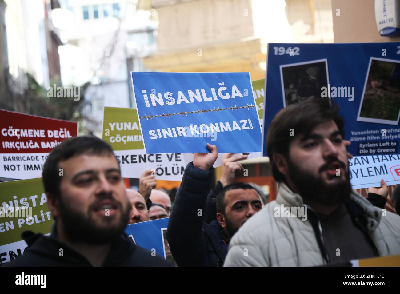 Istanbul, Türkei. 05th. Februar 2022. Ein Protestler hält während der Demonstration ein Plakat mit der Aufschrift „Es gibt keine Grenzen für die Menschheit“. Mitglieder von Menschenrechtsgruppen und Migrantenrechtsgruppen versammelten sich vor dem griechischen Generalkonsulat in Istanbul, um gegen den Tod von Migranten und Flüchtlingen an der griechisch-türkischen Grenze zu protestieren. (Foto von Hakan Akgun/SOPA Images/Sipa USA) Quelle: SIPA USA/Alamy Live News Stockfoto