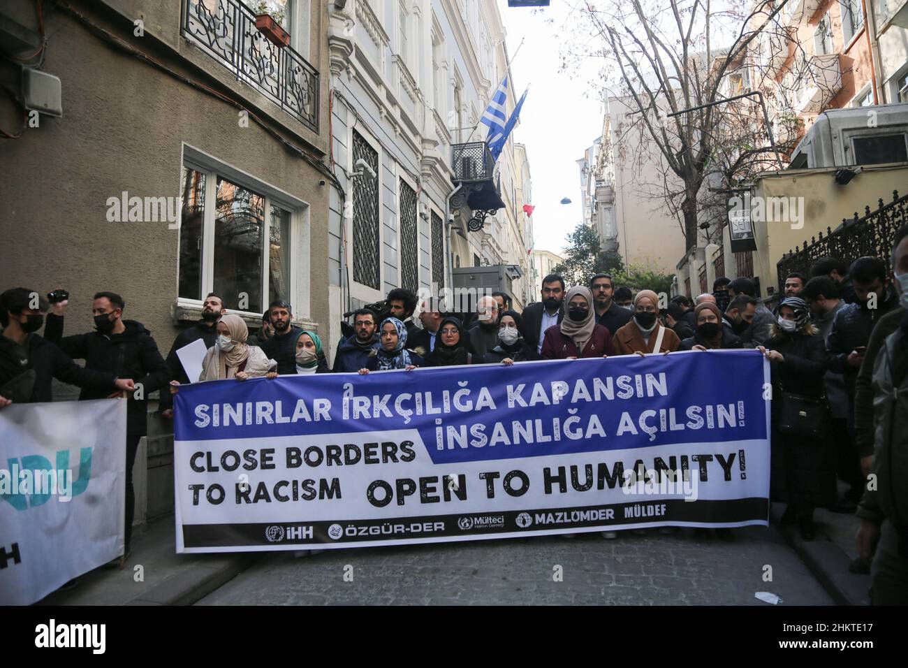 Istanbul, Türkei. 05th. Februar 2022. Die Demonstranten sahen sich hinter einem Transparent, auf dem ihre Meinung zum Ausdruck kam, während sie während der Demonstration Slogans riefen. Mitglieder von Menschenrechtsgruppen und Migrantenrechtsgruppen versammelten sich vor dem griechischen Generalkonsulat in Istanbul, um gegen den Tod von Migranten und Flüchtlingen an der griechisch-türkischen Grenze zu protestieren. (Foto von Hakan Akgun/SOPA Images/Sipa USA) Quelle: SIPA USA/Alamy Live News Stockfoto