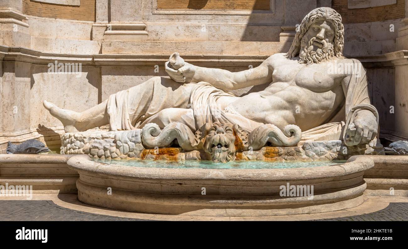 ROM, ITALIEN - CA. AUGUST 2020: Berühmte griechische Skulptur des ozeangottes, genannt Marforio. Klassische Mythologie in der Kunst Stockfoto