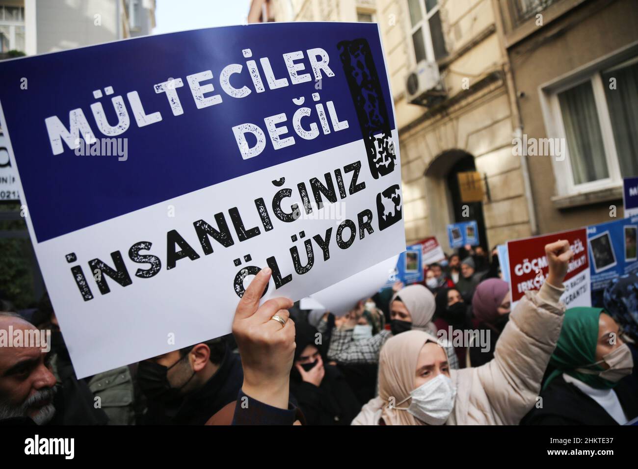 Istanbul, Türkei. 05th. Februar 2022. Ein Protestler hält während der Demonstration ein Plakat mit der Aufschrift „Eure Menschlichkeit stirbt, keine Flüchtlinge“. Mitglieder von Menschenrechtsgruppen und Migrantenrechtsgruppen versammelten sich vor dem griechischen Generalkonsulat in Istanbul, um gegen den Tod von Migranten und Flüchtlingen an der griechisch-türkischen Grenze zu protestieren. (Foto von Hakan Akgun/SOPA Images/Sipa USA) Quelle: SIPA USA/Alamy Live News Stockfoto