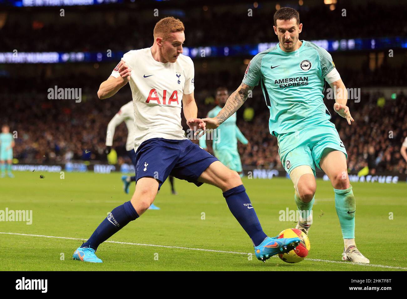 London, Großbritannien. 05th. Februar 2022. Dejan Kulusevski von Tottenham Hotspur (L) wird von Lewis Dunk von Brighton und Hove Albion (R) angegangen. Emirates FA Cup 4th Round Match, Tottenham Hotspur gegen Brighton & Hove Albion in London am Samstag, 5th. Februar 2022. Dieses Bild darf nur für redaktionelle Zwecke verwendet werden. Nur zur redaktionellen Verwendung, Lizenz für kommerzielle Nutzung erforderlich. Keine Verwendung bei Wetten, Spielen oder Veröffentlichungen in einem Club/einer Liga/einem Spieler. PIC von Steffan Bowen/Andrew Orchard Sports Photography/Alamy Live News Credit: Andrew Orchard Sports Photography/Alamy Live News Stockfoto