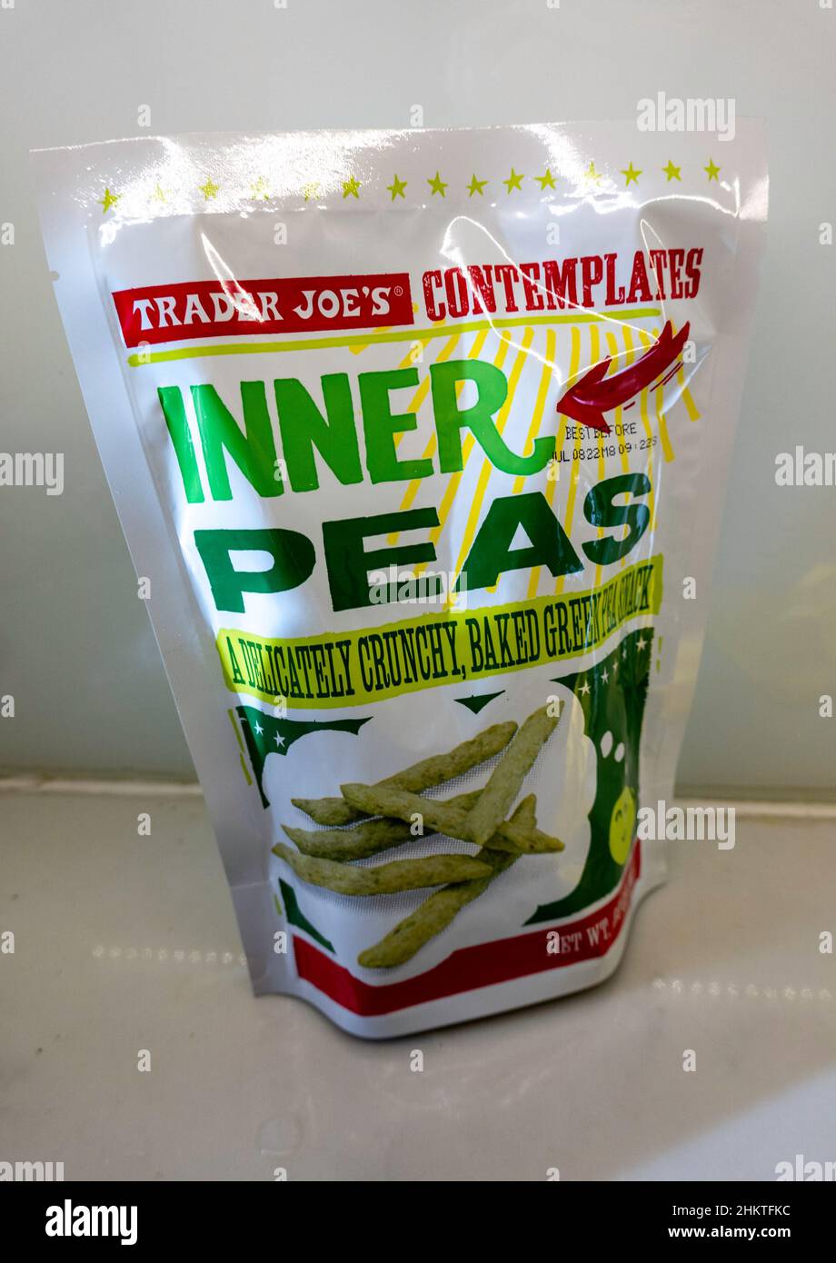 Snackbeutel mit Trader Joe's Inner Peas, USA Stockfoto