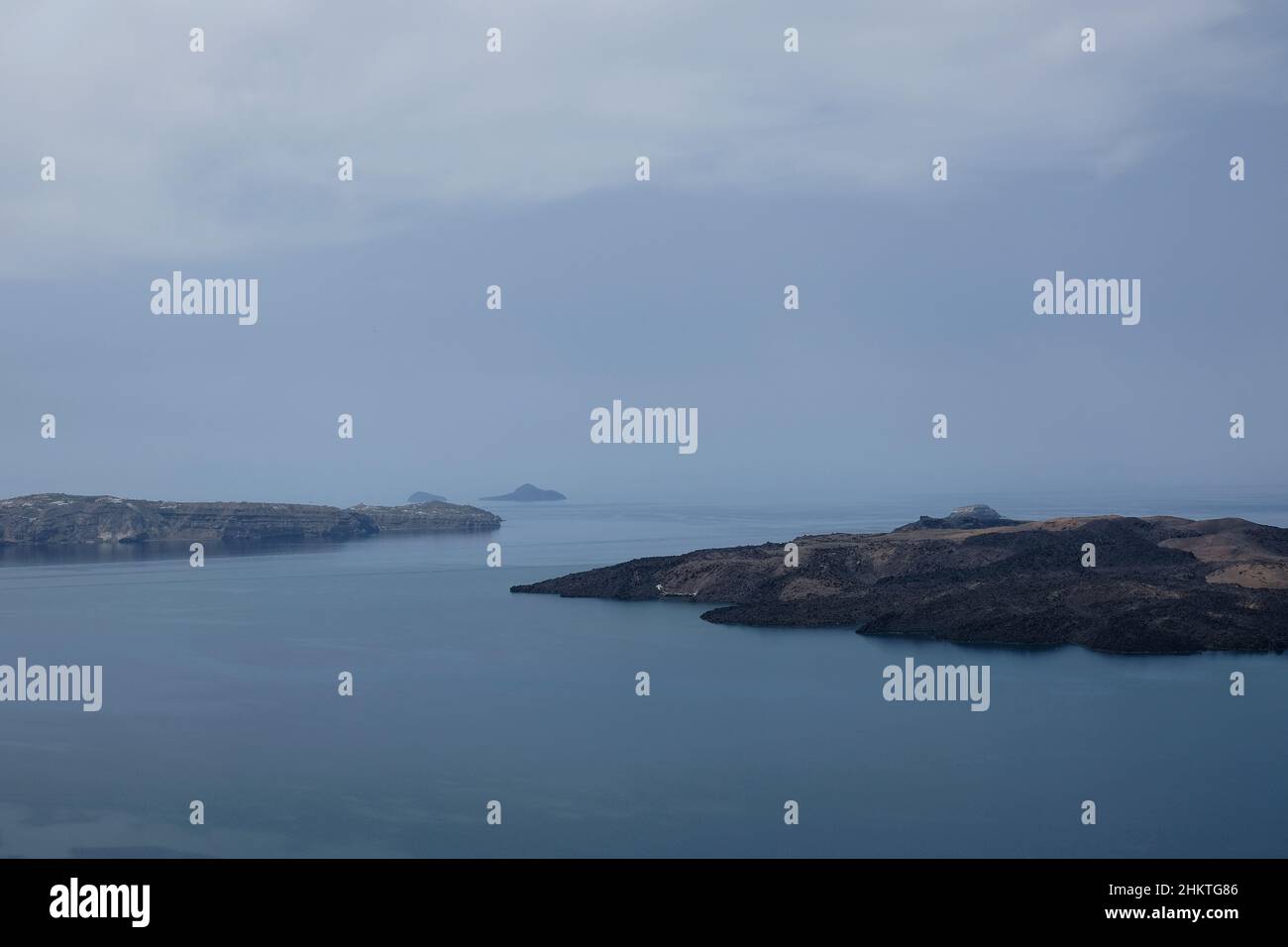 Panoramablick auf den Vulkan Nea Kameni und die Ägäis in Santorini Griechenland Stockfoto