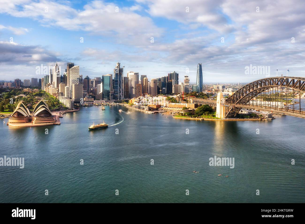 Am Wasser gelegene architektonische Wahrzeichen der Stadt Sydney, CDB, rund um den Circular Quay und die Felsen am Ufer des Hafens in einem Luftbild der Stadt. Stockfoto