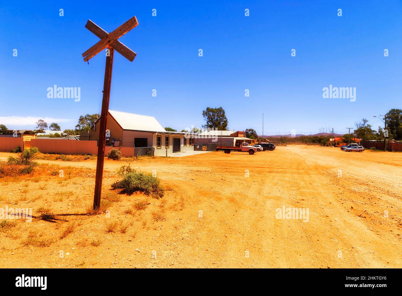 Altes Wegweiser für die Eisenbahn auf der nicht versiegelten Straße in Silverton, einer Geisterstadt im australischen Outback. Stockfoto