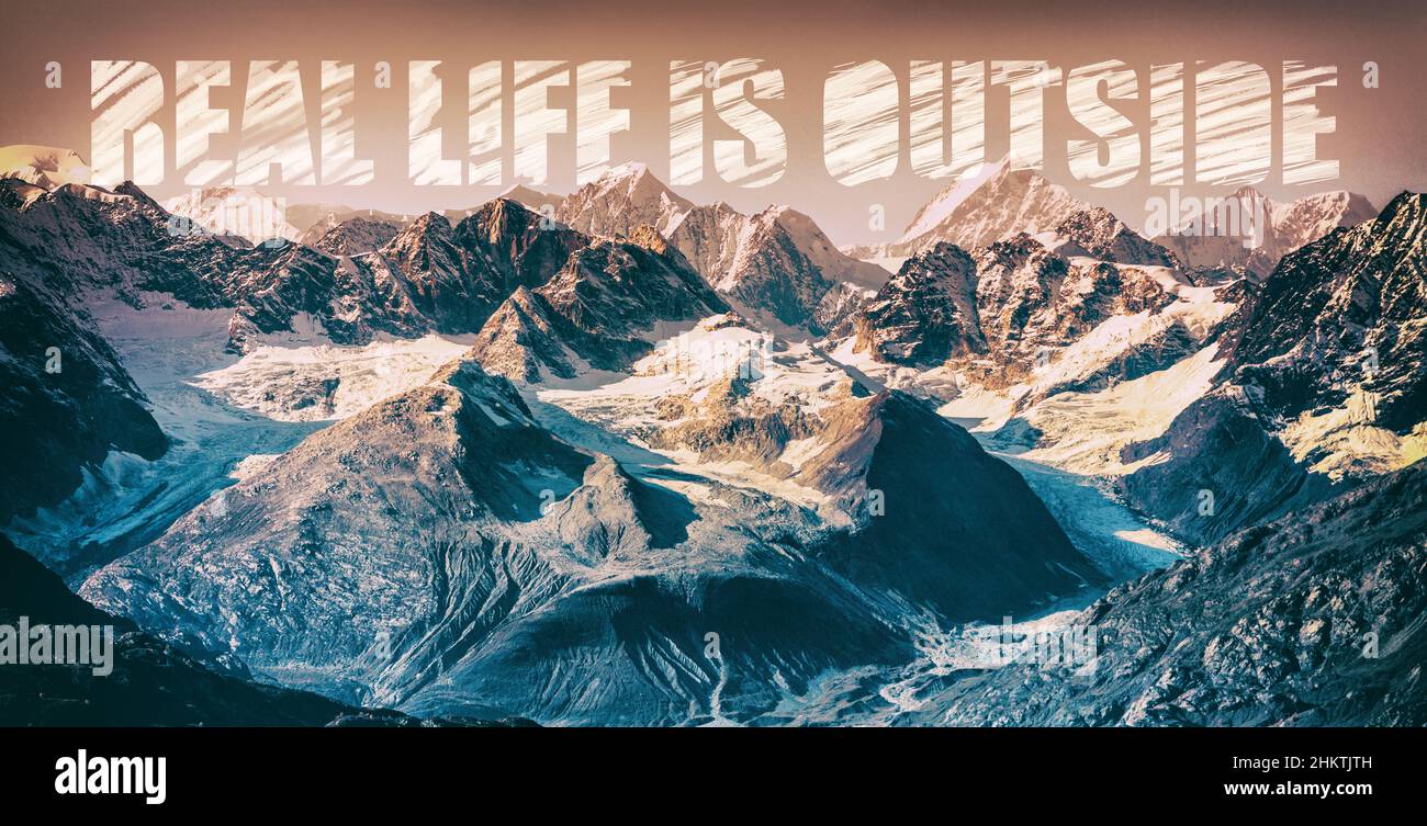 Reise Lifestyle Fernweh Abenteuer inspirierendes Zitat das wahre Leben ist draußen für Social Media Werbung Hand geschrieben auf Naturlandschaft Berg Stockfoto