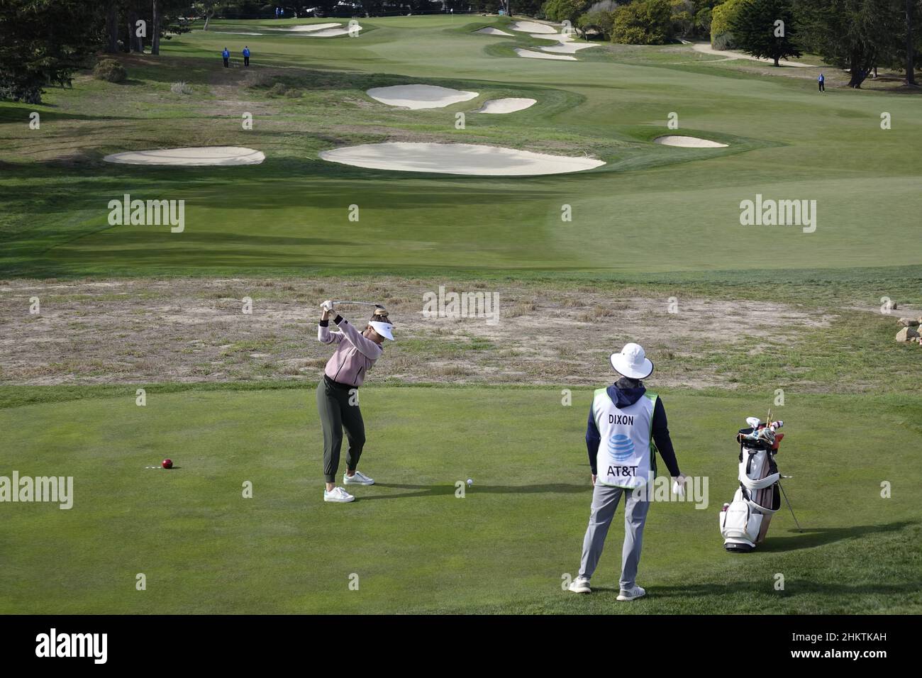 Pebble Beach, USA. 05th. Februar 2022. Kira Dixon (ex Miss America) fährt während der dritten Runde des AT&T Pro-am PGA Tour Golfereignisses im Monterey Peninsula Country Club, Monterey Peninsula, Kalifornien, USA auf dem 1st-Loch-Golfplatz. Quelle: Motofoto/Alamy Live News Stockfoto