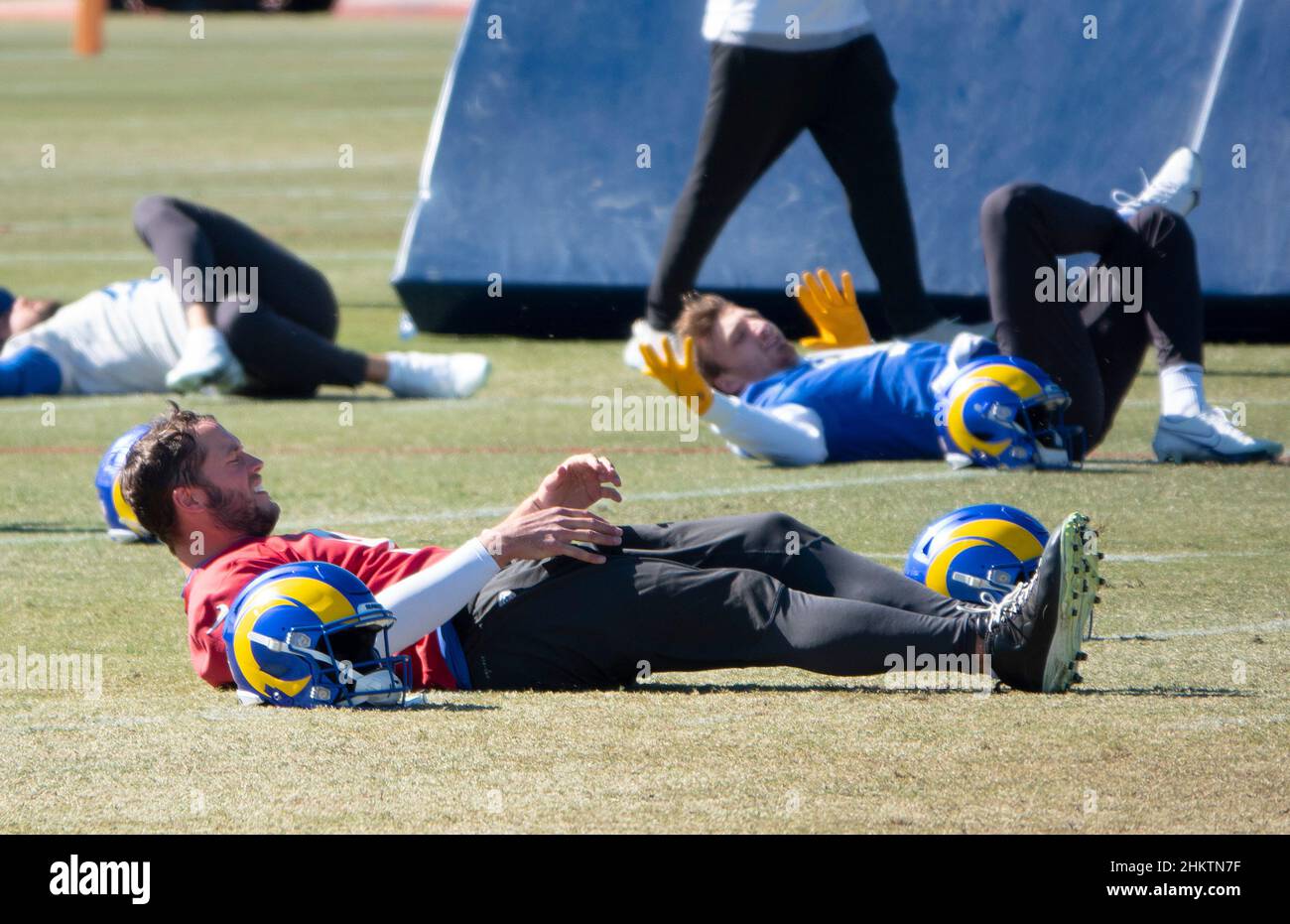 Thousand Oaks, Kalifornien, USA. 5th. Februar 2022. Los Angeles Rams Quarterback Matthew Stafford (9) dehnt sich während eines Trainings zur Vorbereitung auf den Super Bowl 56 in der Rams Trainingseinrichtung der California Lutheran University. (Bild: © K.C. Alfred/ZUMA Press Wire Service) Stockfoto