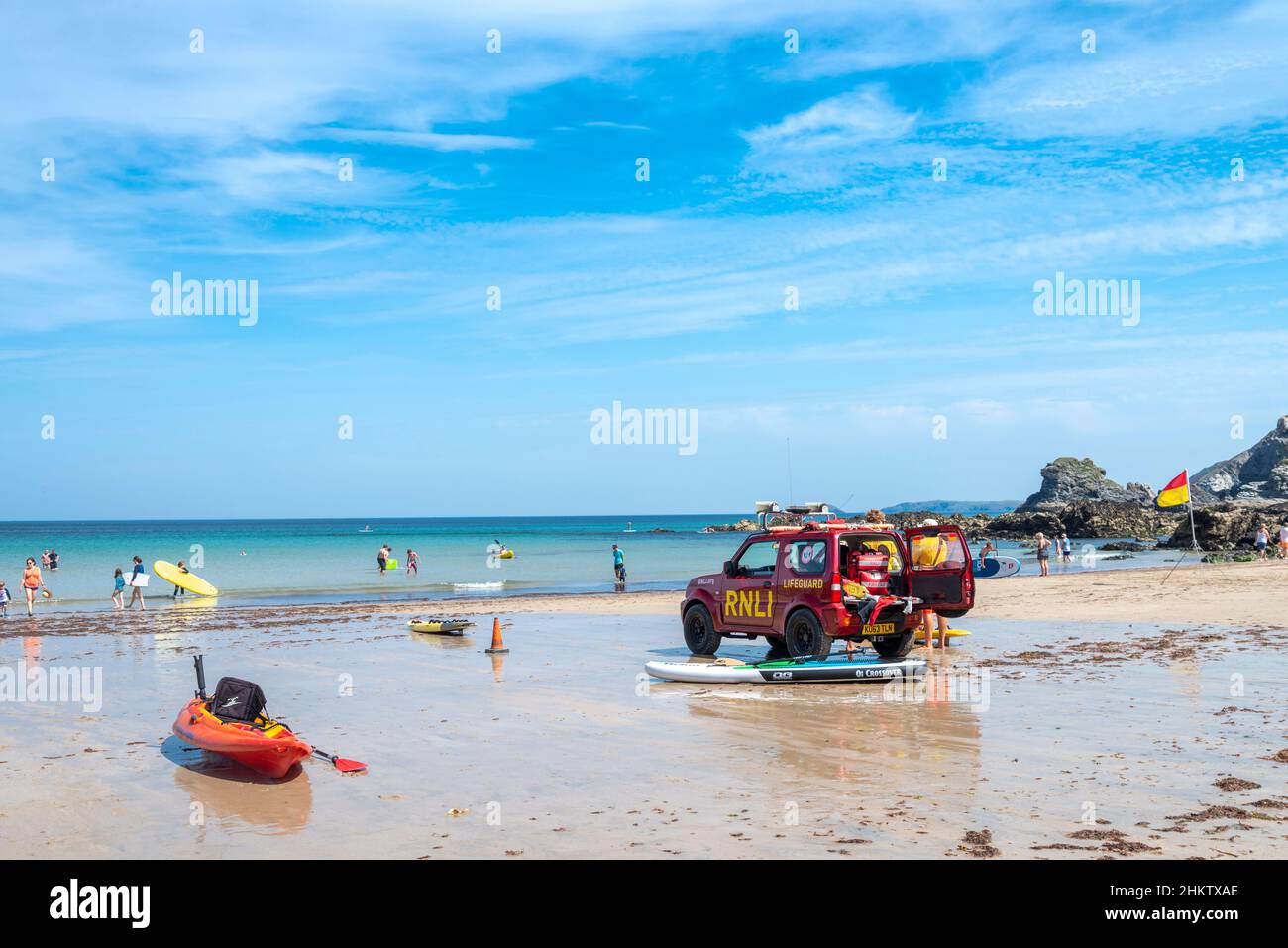 St.Agnes,Cornwall,England,UK-Juli 22: Mitarbeiter der berühmten Rettungsbootorganisation, die am Strand in Meeresnähe liegt, in einem Rettungsfahrzeug Stockfoto