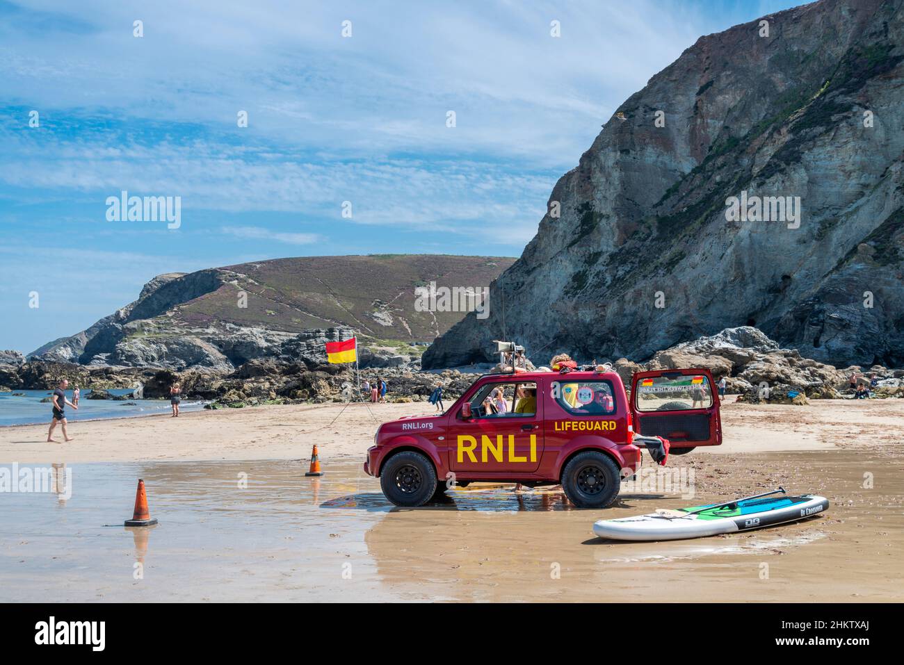 St.Agnes,Cornwall,England,UK-Juli 22: Mitarbeiter der berühmten Rettungsbootorganisation, die am Strand in Meeresnähe liegt, in einem Rettungsfahrzeug Stockfoto