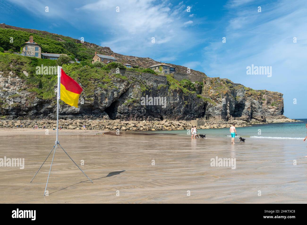 St.Agnes, Cornwall, England, UK-Juli 22: Eine Seefahne, die von Mitgliedern der RNLI auf einem Stativ aufgestellt wurde, zeigt Farben, die den empfohlenen Schwimmbereich anzeigen Stockfoto