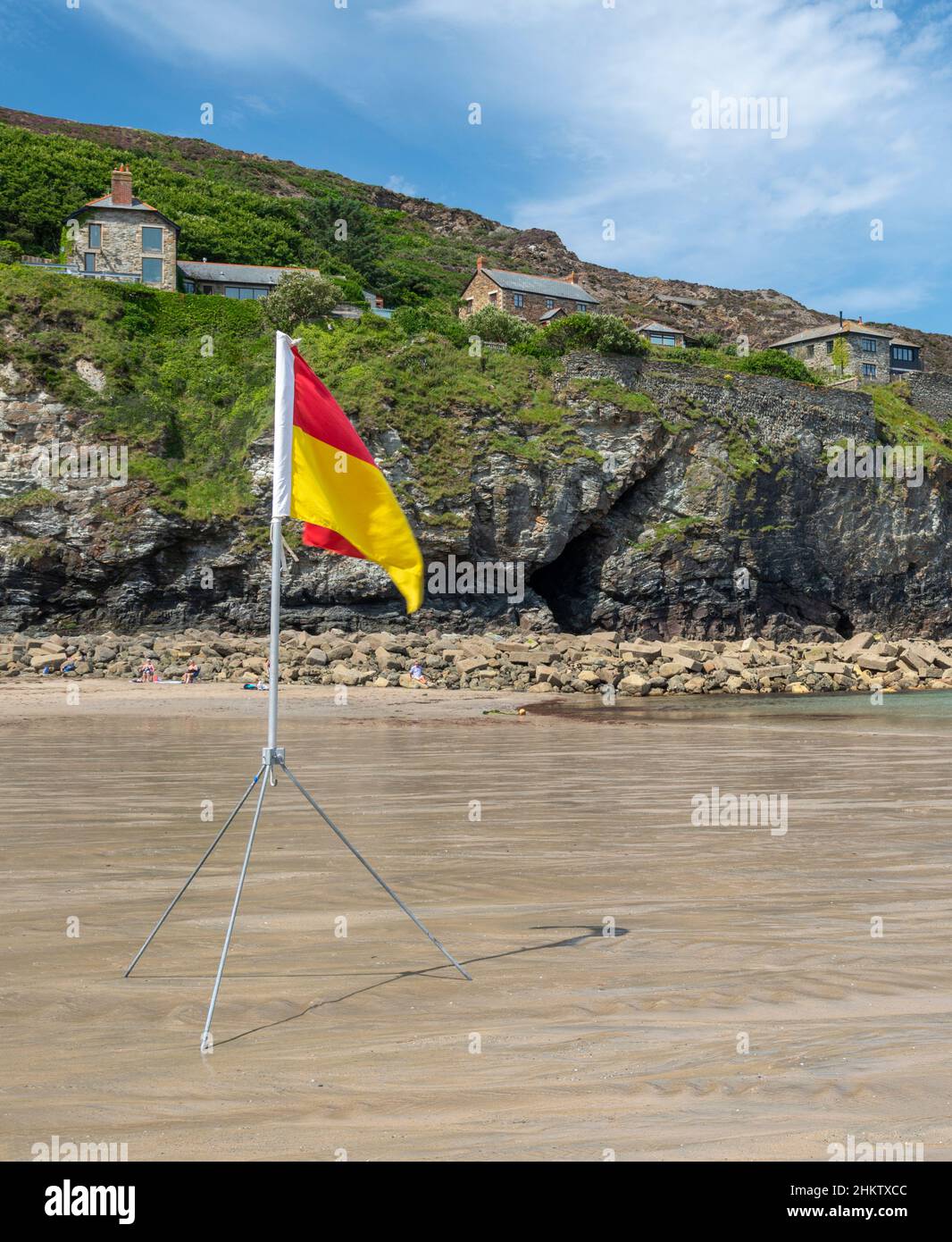 St.Agnes, Cornwall, England, UK-Juli 22: Eine Seefahne, die von Mitgliedern der RNLI auf einem Stativ aufgestellt wurde, zeigt Farben, die den empfohlenen Schwimmbereich anzeigen Stockfoto
