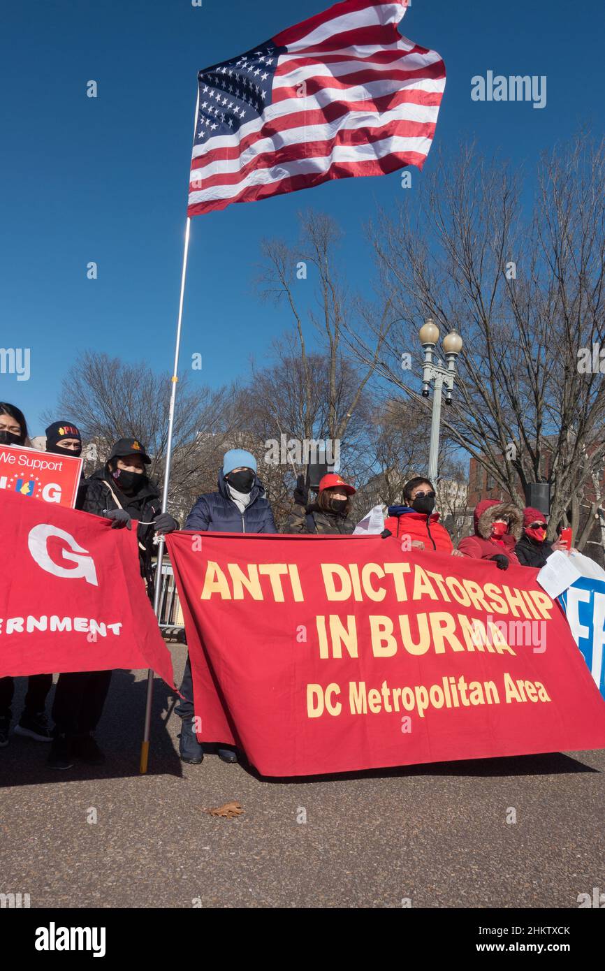 Demonstranten im Weißen Haus protestieren gegen das Militär in Myanmar, das am 1. Februar 2021 in einem Putsch die Macht übernahm und zu Verhaftungen gewählter Beamter, Tötungen von Zivilisten und religiöser Verfolgung führte. Februar 5, 2022. Stockfoto