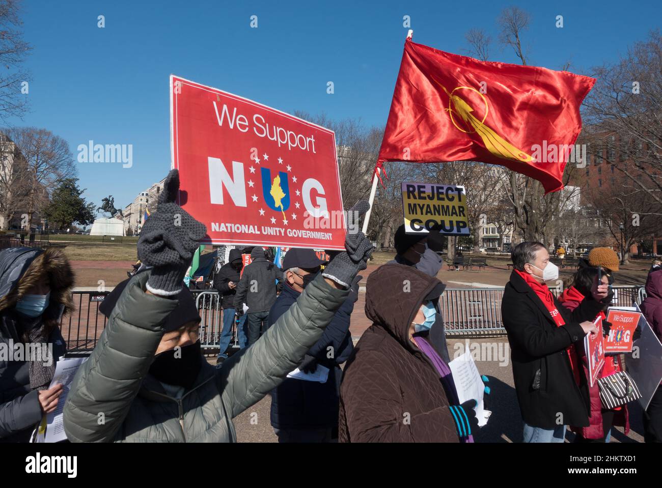 Demonstranten im Weißen Haus protestieren gegen das Militär in Myanmar, das am 1. Februar 2021 in einem Putsch die Macht übernahm und zu Verhaftungen gewählter Beamter, Tötungen von Zivilisten und religiöser Verfolgung führte. Februar 5, 2022. Stockfoto