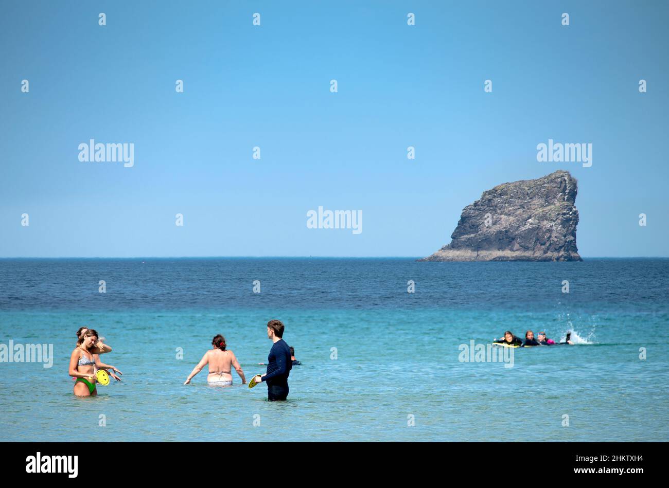St.Agnes,Cornwall,England,UK-Juli 22: Besucher der breiten Bucht von Trevaunance Cove genießen den warmen Atlantischen Ozean während der britischen Sommerschule holi Stockfoto