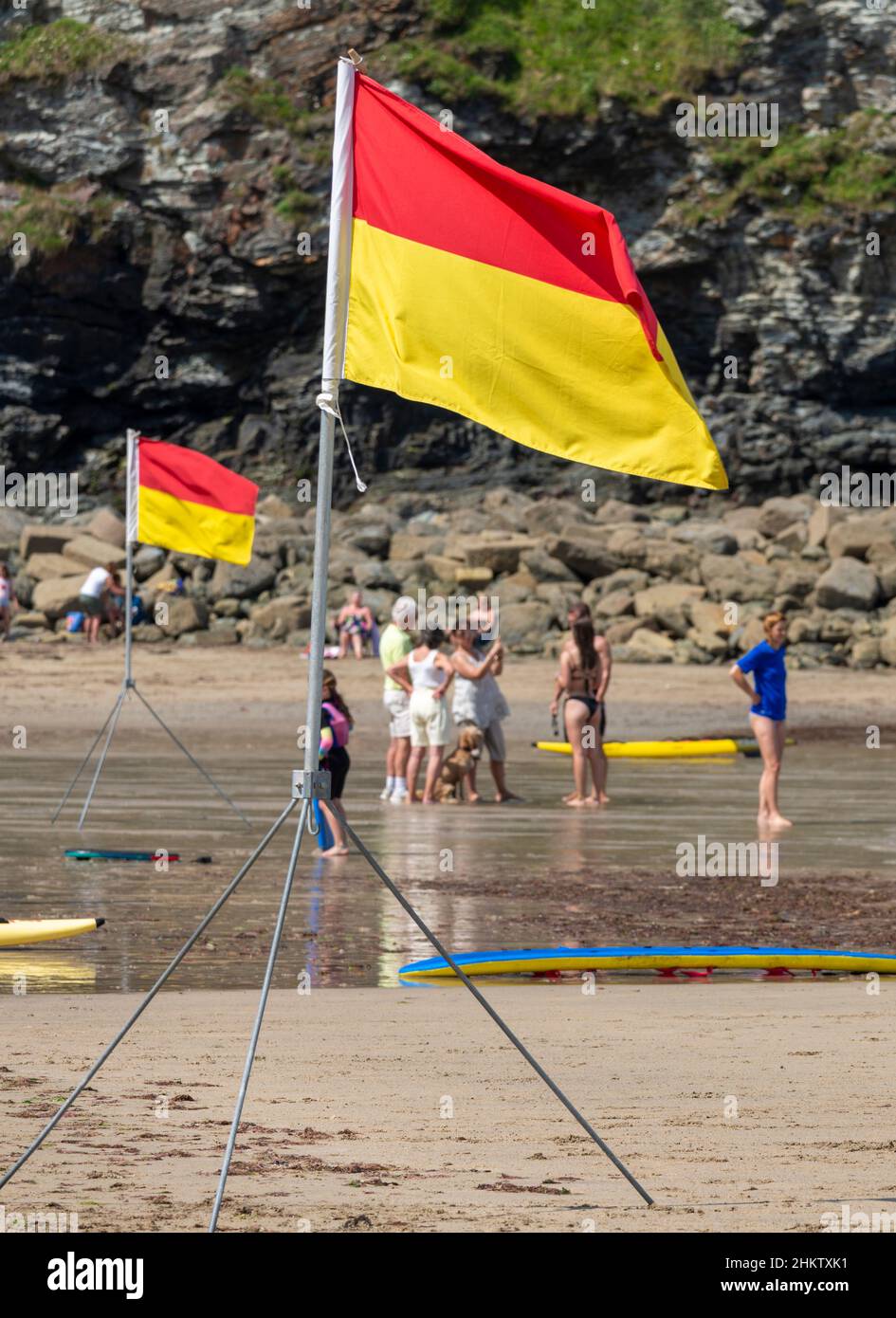 St.Agnes, Cornwall, England, UK-Juli 22: Eine Seefahne, die von Mitgliedern der RNLI auf einem Stativ aufgestellt wurde, zeigt Farben, die den empfohlenen Schwimmbereich anzeigen Stockfoto