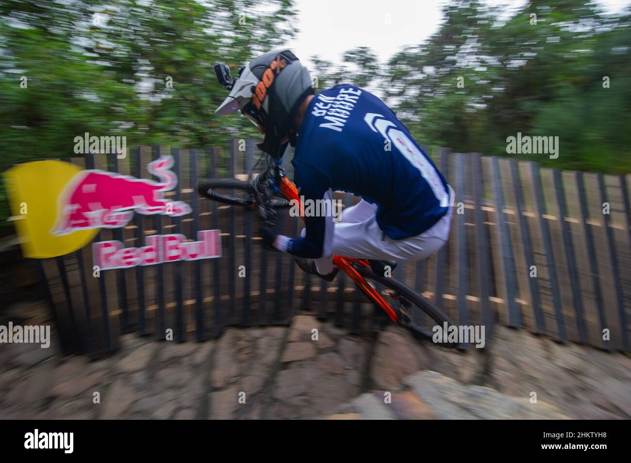 Der britische Radfahrer Ben Moore beim RedBull Monserrate Cerro Abajo 2022 Downhill-Rennen in der berühmten Touristenattraktion Monserrate in Bogota, Kolumbien, 6. Februar 2022. Camilo Sanchez 'Paquito' gewann das Rennen mit einer Zeit von 4:41,82 Stockfoto