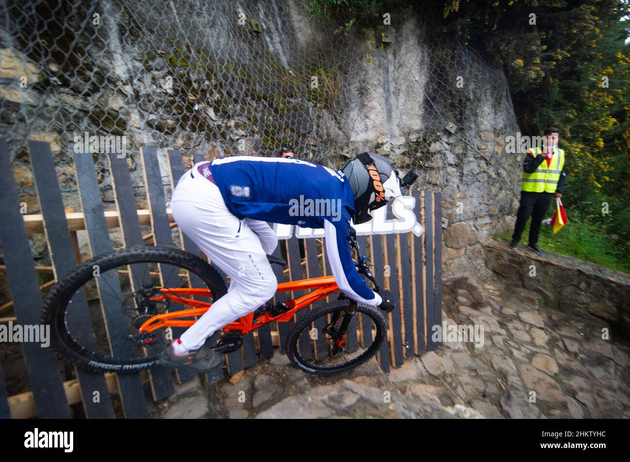 Der britische Radfahrer Ben Moore beim RedBull Monserrate Cerro Abajo 2022 Downhill-Rennen in der berühmten Touristenattraktion Monserrate in Bogota, Kolumbien, 6. Februar 2022. Camilo Sanchez 'Paquito' gewann das Rennen mit einer Zeit von 4:41,82 Stockfoto