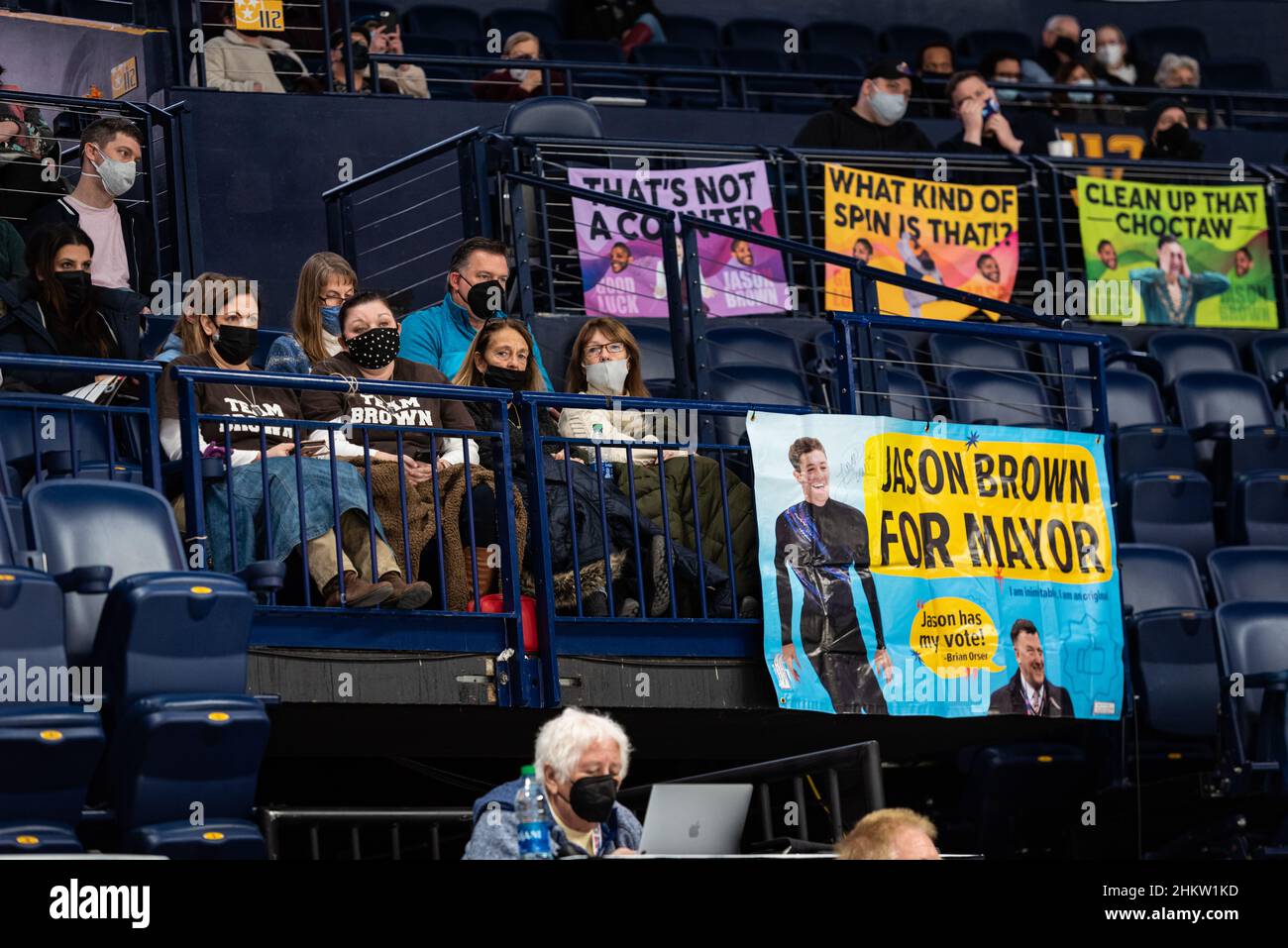 Foto eines humorvollen Banners und anderer Schilder zur Unterstützung des Herren-Eiskunstläulers Jason Brown in der Bridgestone Arena mit Fans des nahegelegenen Teams Brown. Stockfoto