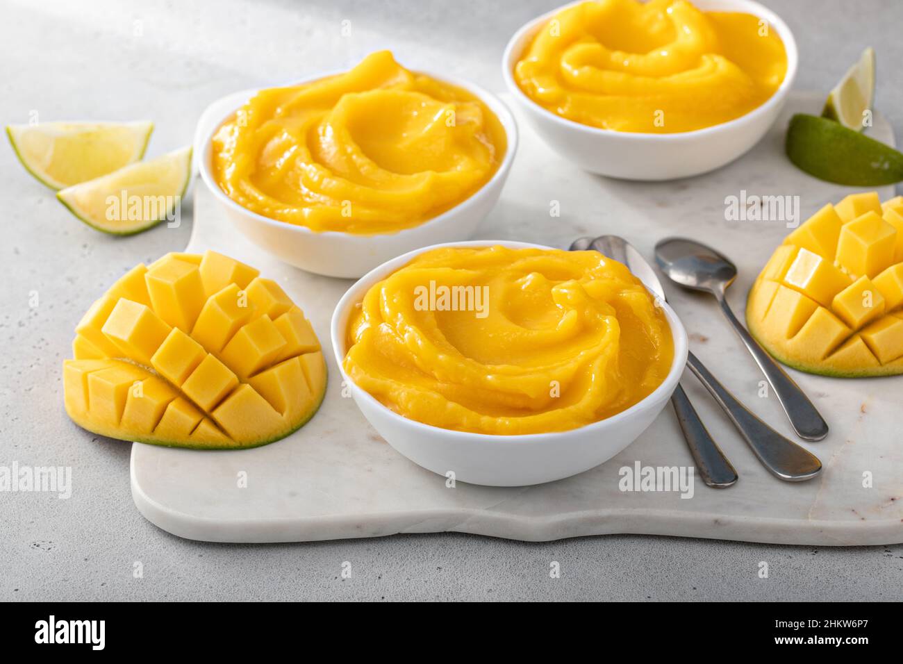 Mango-Eis oder schöne Creme, gemischtes gefrorenes Mango-Dessert Stockfoto