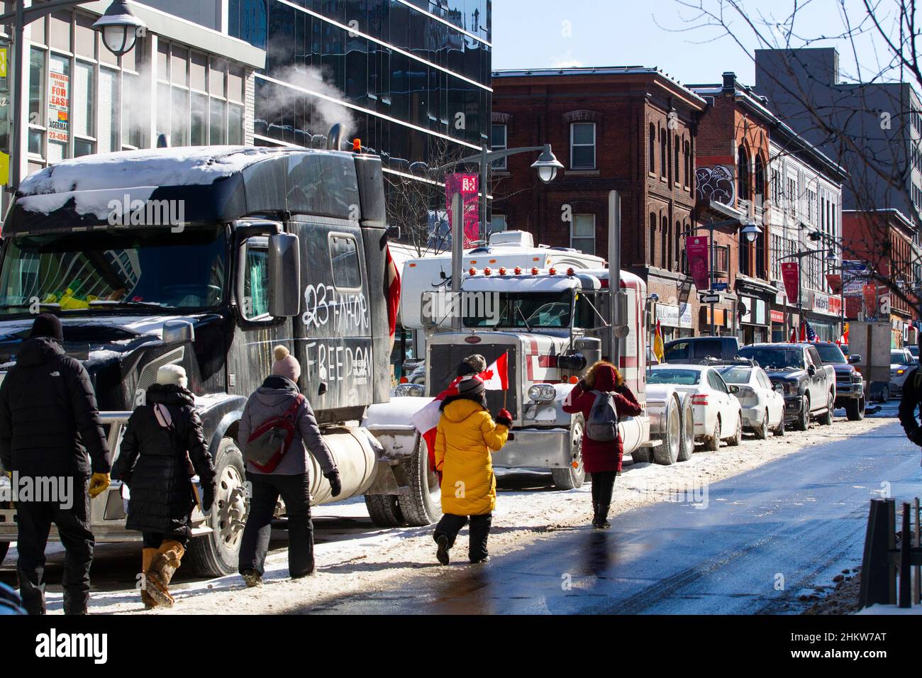 Lastwagen blockieren die Straßen der Innenstadt bei der Besetzung der Innenstadt von Ottawa durch den Konvoi 2022 aus Protest gegen die Anti-Covid-Maßnahmen der Regierung. Stockfoto
