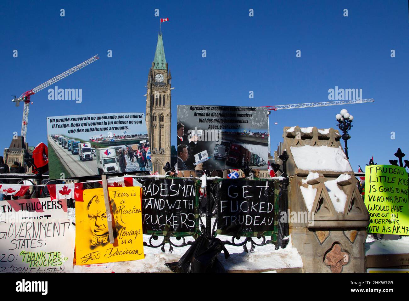 Lastwagen blockieren die Straßen der Innenstadt bei der Besetzung der Innenstadt von Ottawa durch den Konvoi 2022 aus Protest gegen die Anti-Covid-Maßnahmen der Regierung. Stockfoto