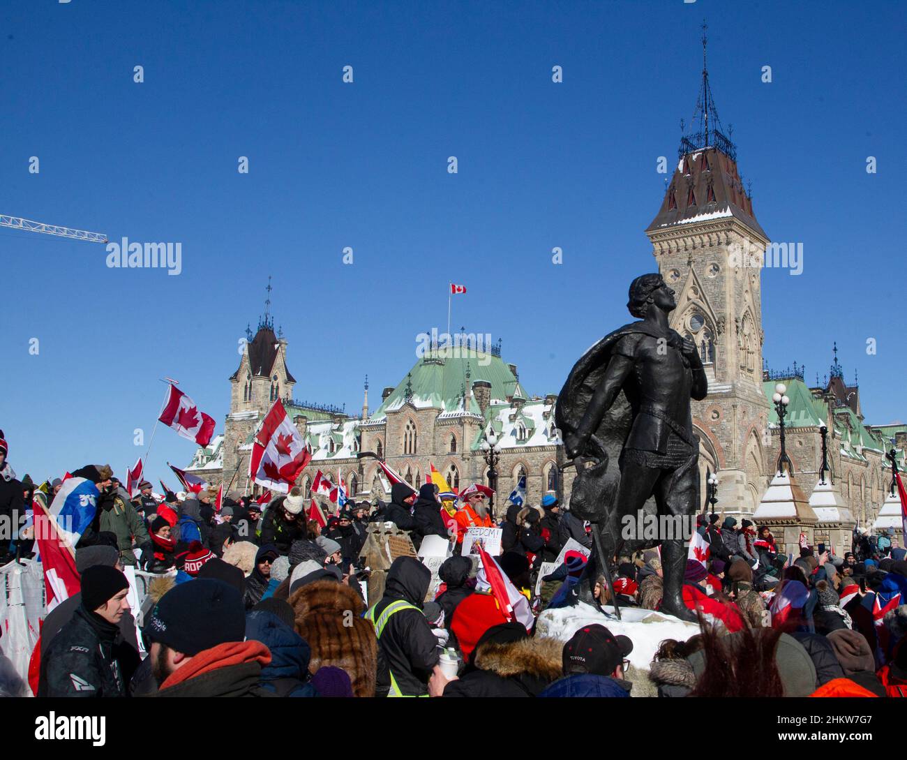 Demonstranten auf dem Parliament Hill bei der Besetzung der Innenstadt von Ottawa durch den Konvoi 2022 aus Protest gegen die Anti-Covid-Maßnahmen der Regierung. Stockfoto