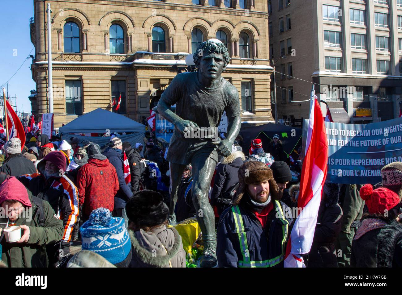 Die Statue von Terry Fox in der Mitte der Demonstranten bei der Besatzung des Konvois 2022 in der Innenstadt von Ottawa aus Protest gegen die Anti-Covid-Maßnahmen der Regierung. Stockfoto