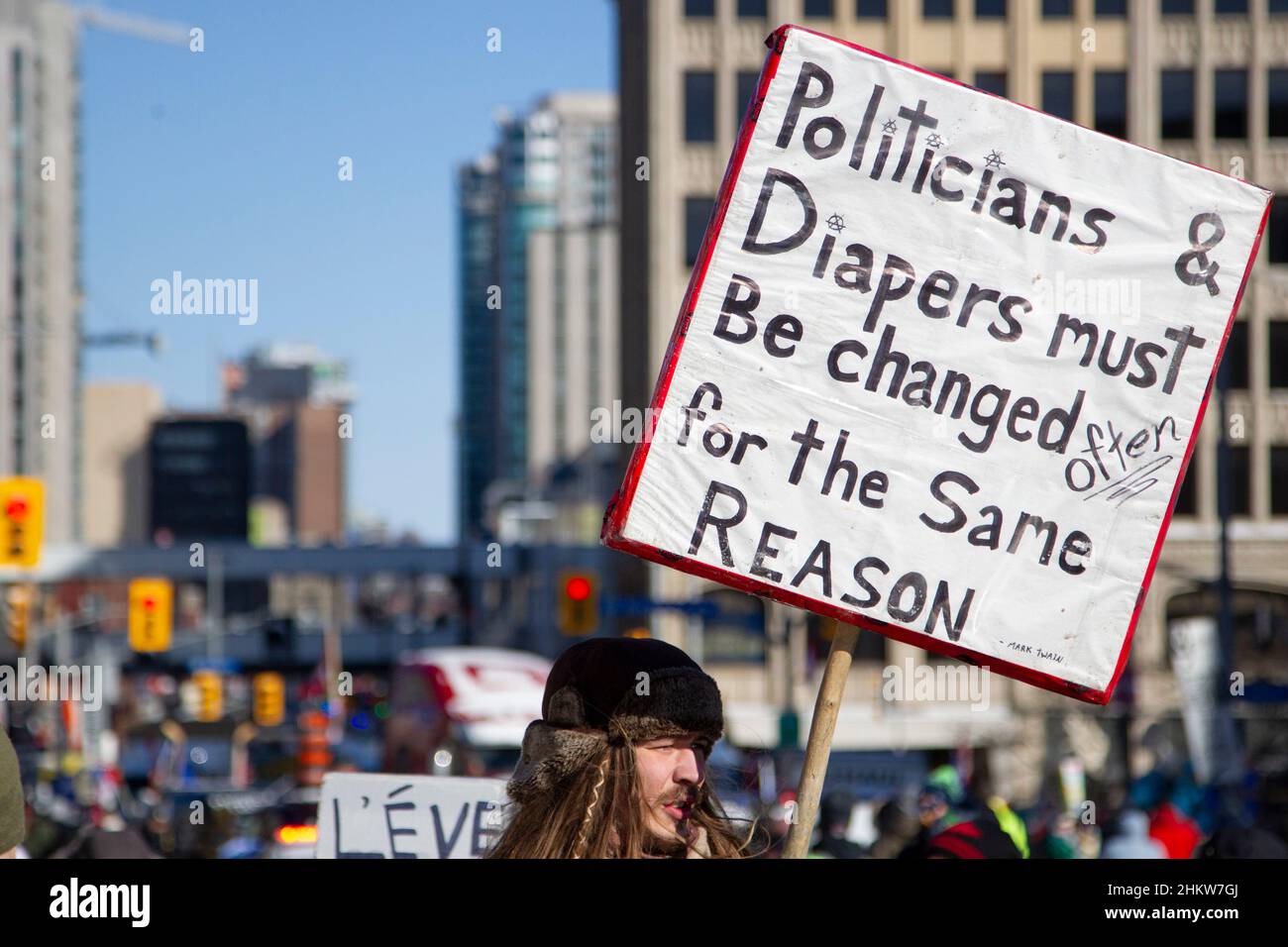 Ein Protestler hält ein Zeichen in der Nähe der Proteste in Ottawa gegen Maskenmandate, Impfstoffe und alles andere, was von der Regierung vorgeschlagen wird. Stockfoto