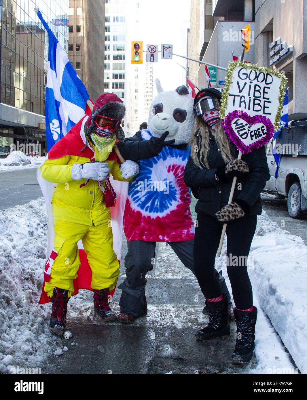 Drei kostümierte Demonstranten unterstützen die Lkw-Fahrer, die in der Innenstadt von Ottawa aus Protest gegen eine Anti-Covid-Maßnahme in Kanada besetzt sind Stockfoto