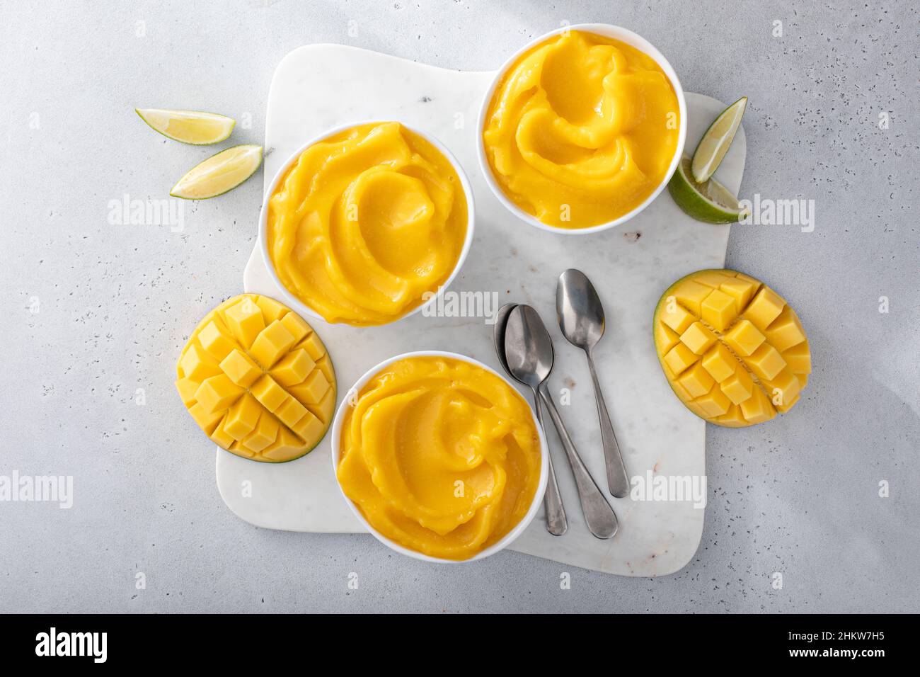 Mango-Eis oder schöne Creme, gemischtes gefrorenes Mango-Dessert Stockfoto