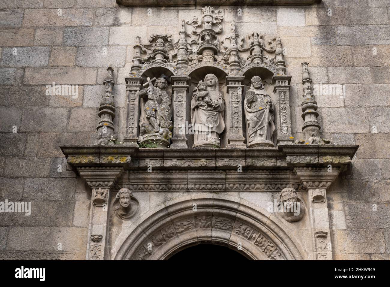 Detail einer kunstvollen Steinschnitzerei am Basílica de Santa María la Mayor entlang des Camino Portuguese in Pontevedra, Spanien. Diese Route des Camino d Stockfoto