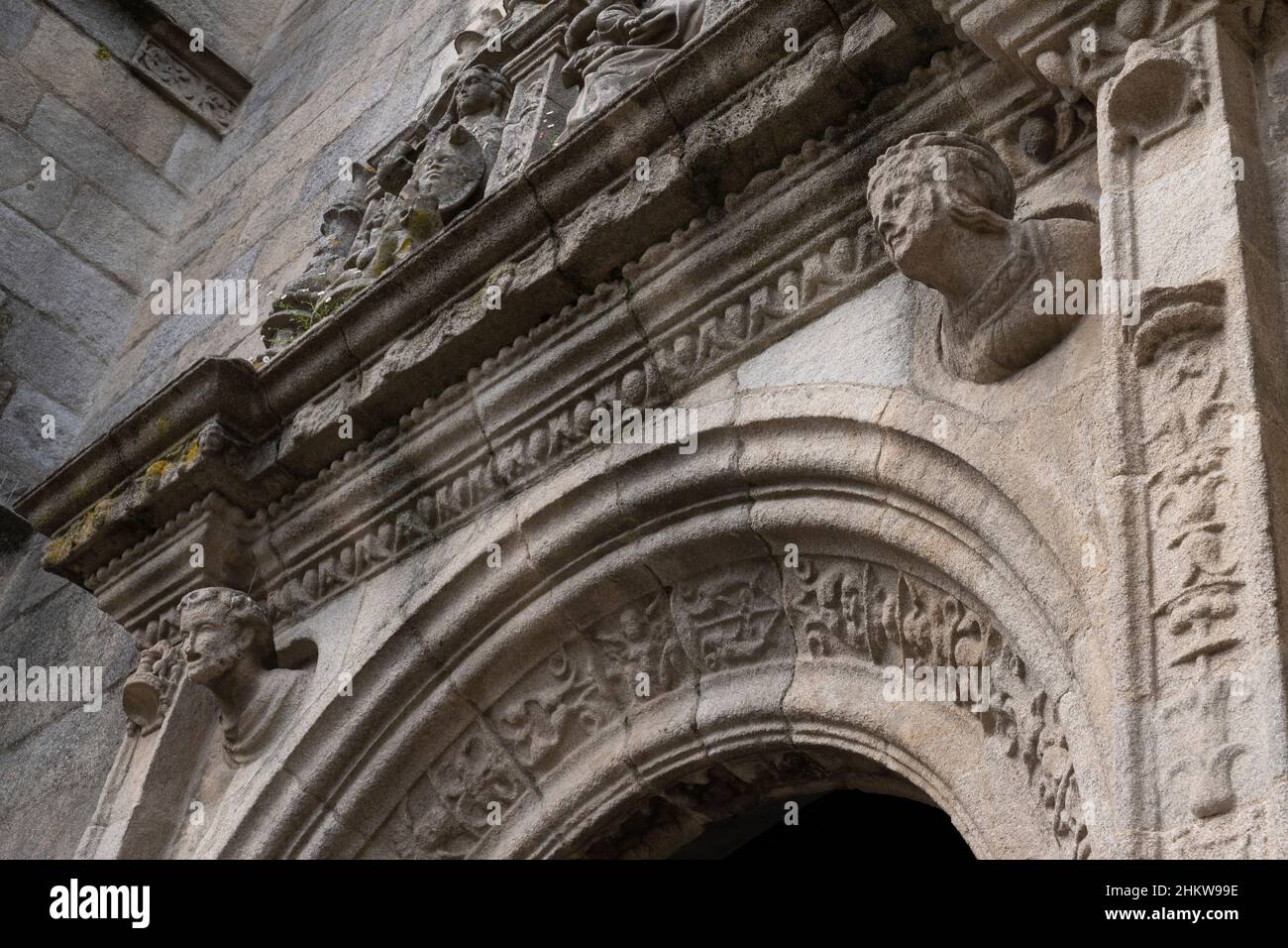 Detail der erodierten Steinschnitzerei am Basílica de Santa María la Mayor entlang des Camino Portuguese in Pontevedra, Spanien. Diese Route des Camino de S Stockfoto