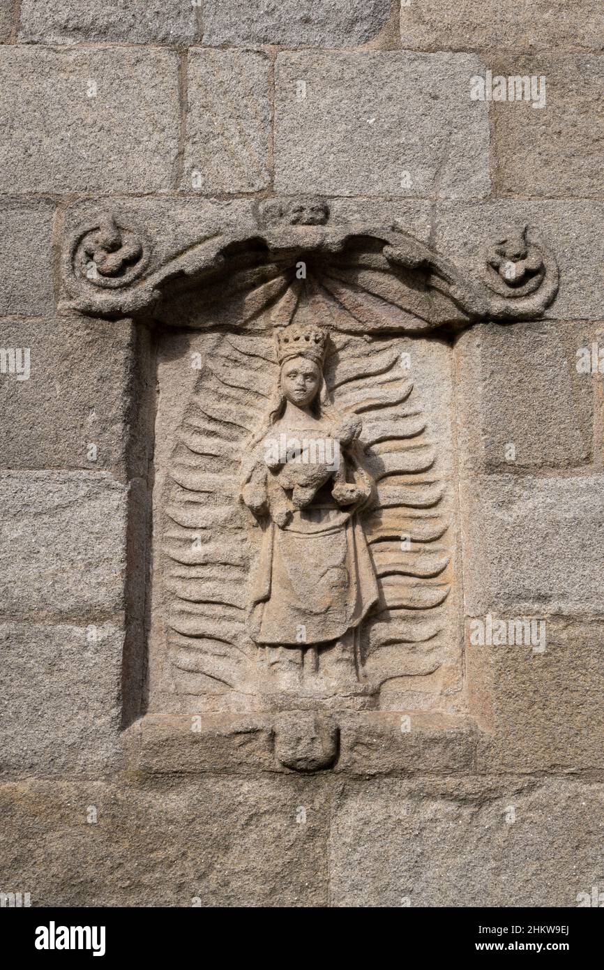 Wetter getragen Jungfrau und Kind im Basílica de Santa María la Mayor entlang der Camino Portugiesisch in Pontevedra, Spanien. Diese Route des Camino de Sa Stockfoto