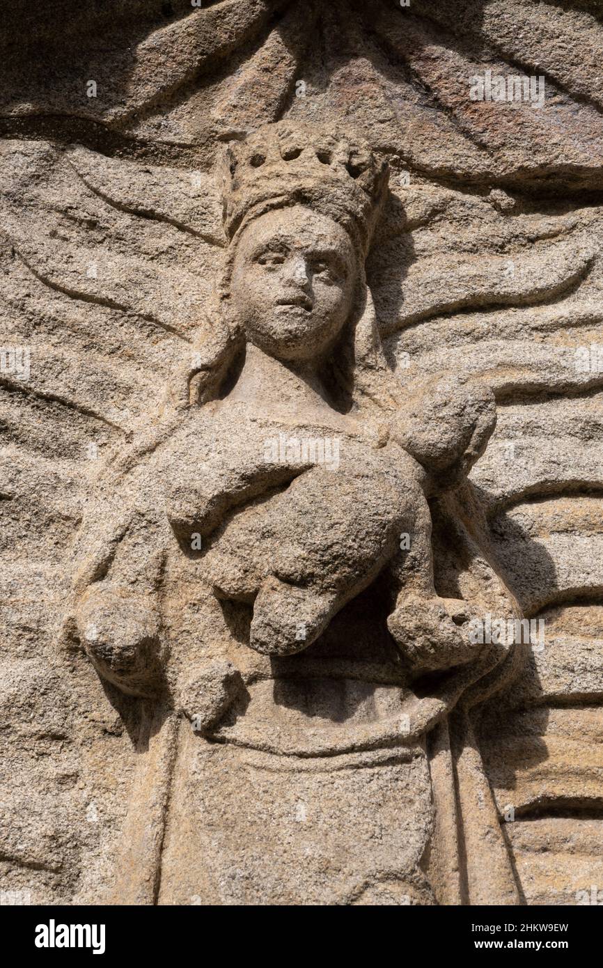 Detail einer wettergetragenen Jungfrau mit Kind am Basílica de Santa María la Mayor entlang des Camino Portuguese in Pontevedra, Spanien. Diese Route des Stockfoto