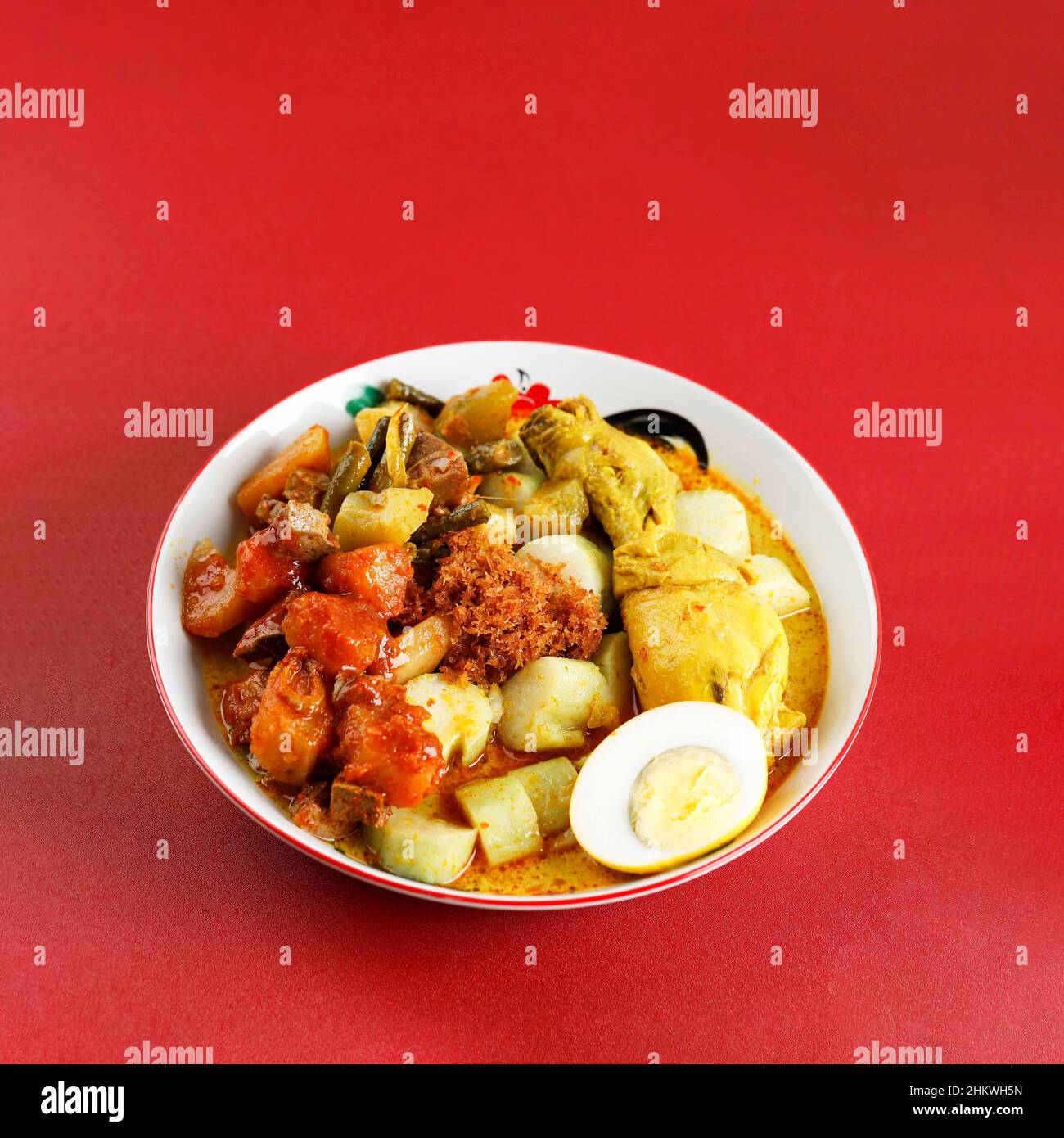 Lontong Sayur Komplit oder Lontong Cap Go Meh, indonesische Reiskuchensuppe für IED Al Fitr oder Ffteen Tage nach dem Neujahrsfest, indonesisches Peranakan-Gericht Stockfoto