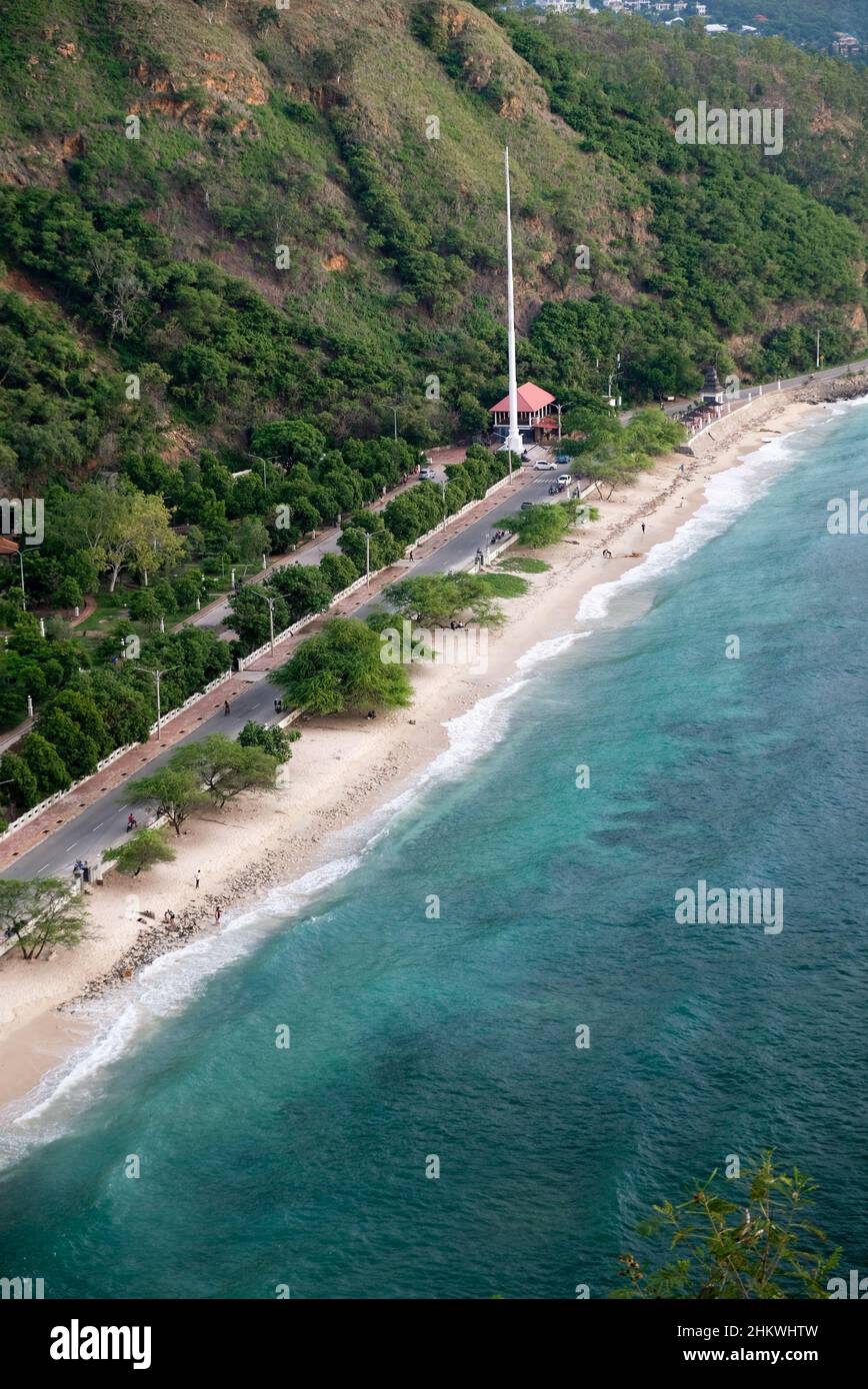 Tropisches, exotisches Paradies Blick auf den Cristo Rei Beach in Dili, Timor Leste. Stockfoto